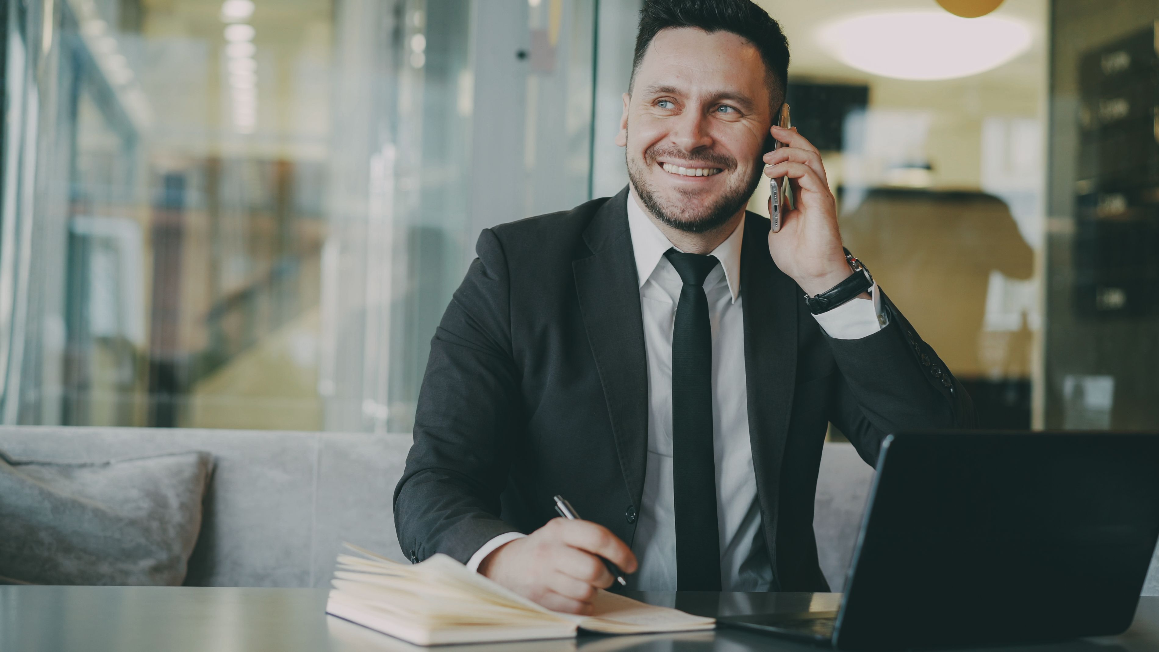 AF Credit intermediaries — broker and client discussing auction finance